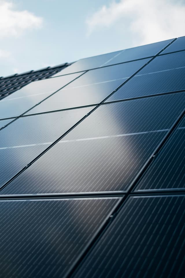 Loi APER : une mise en conformité rentable grâce au solaire