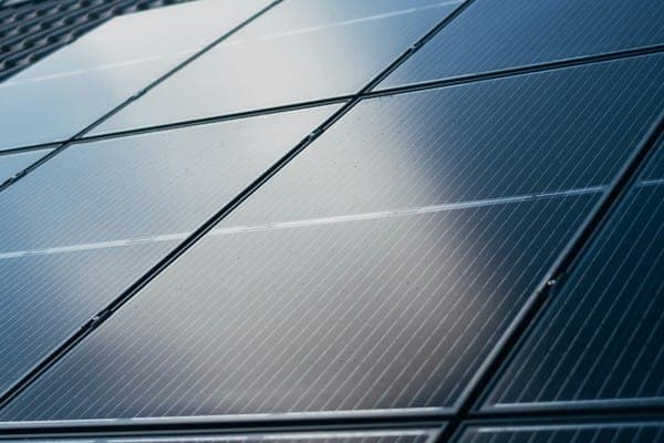 Loi APER : une mise en conformité rentable grâce au solaire
